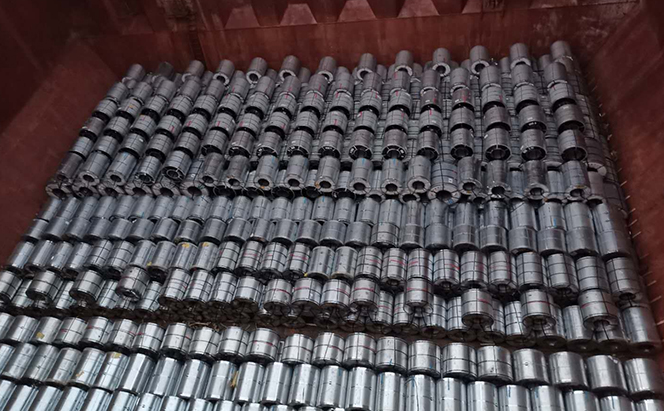 Steel cargo lifting operation